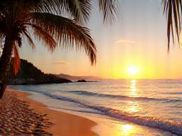 Plage en Guadeloupe avec vue sur le soleil couchant