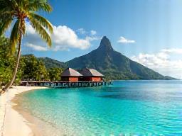 Lagons bleus de Tahiti avec bungalows sur pilotis